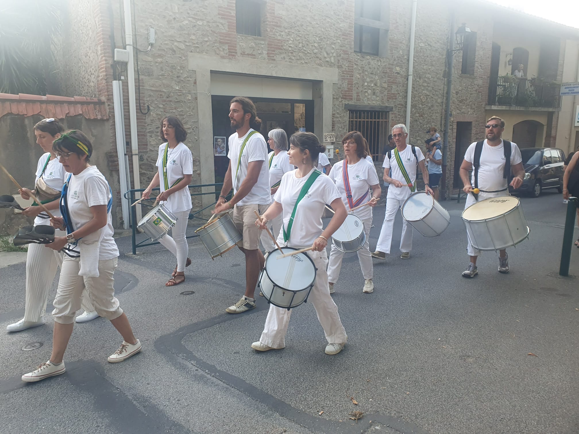 C'est la Fête de la musique, les percussionistes de Catala que ta sont de sortie dans les Albères pour vous faire danser sur les rythmes du Brésil avec leur Samba !